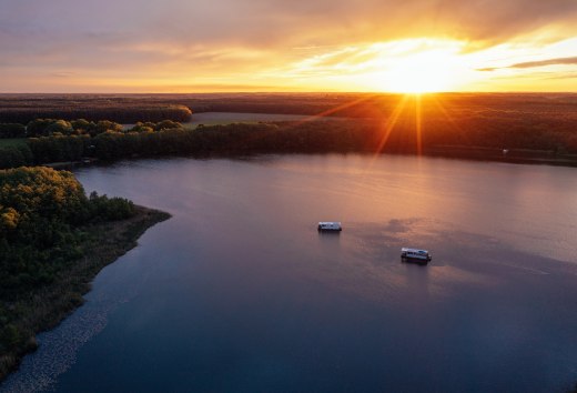 Über allen Wipfeln ist Ruh‘. Und auch die Hausboote tuckern nahezu lautlos über den stillen See // © MV-T/Gänsicke Über allen Wipfeln ist Ruh‘. Und auch die Hausboote tuckern nahezu lautlos über den stillen See // © MV-T/Gänsicke