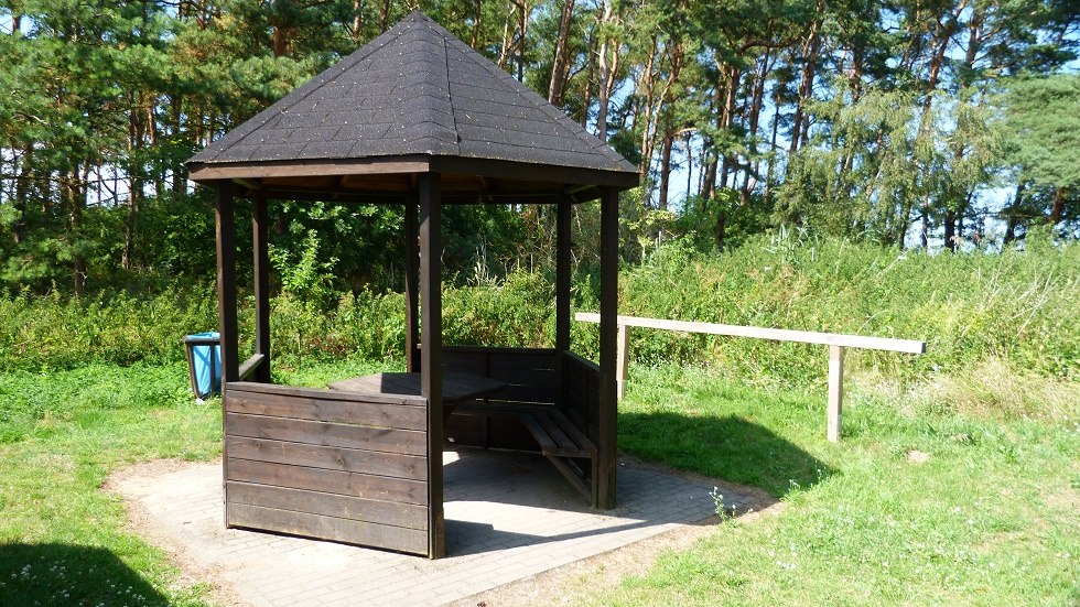 Eine &uuml;berdachte und idyllisch gelegene Picknickstation // &copy; Ummanz-Information/Bordych