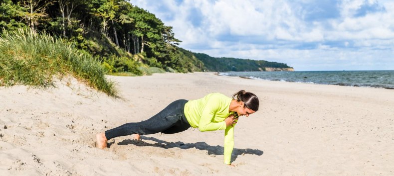 Plank mit Schulter-Tippen eignet sich ideal zur Stärkung der Körpermitte., © TMV/Tiemann Plank mit Schulter-Tippen eignet sich ideal zur Stärkung der Körpermitte., © TMV/Tiemann