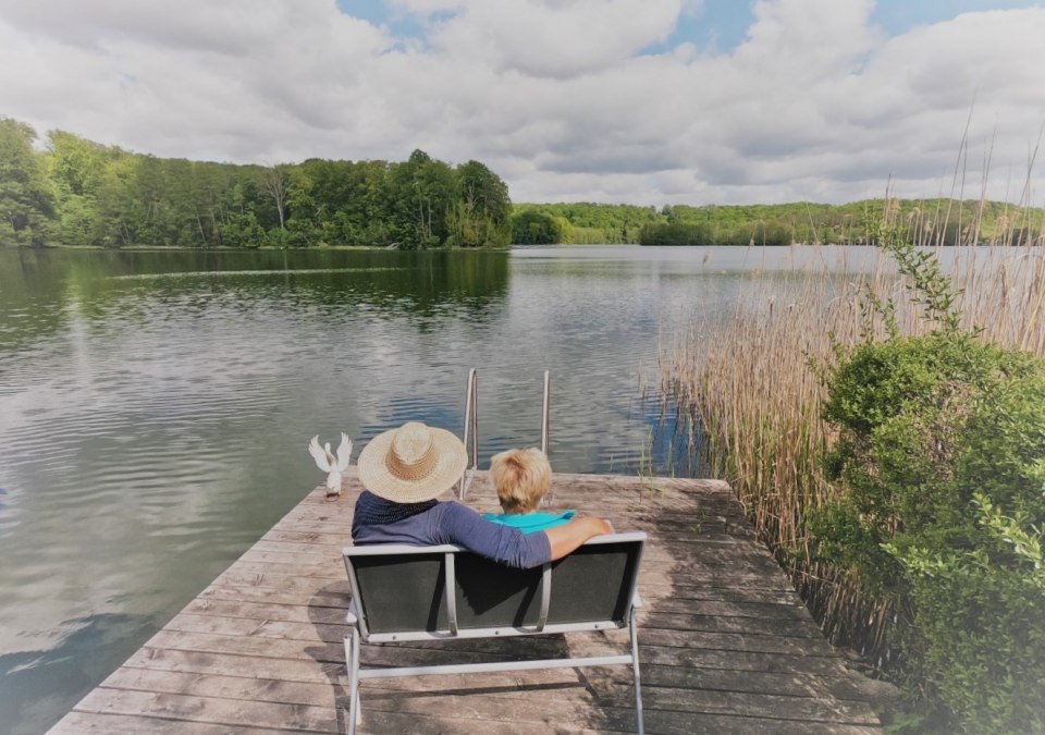 Vom Steg aus haben Sie einen wundervollen Blick über den Haussee, © D. Rgener