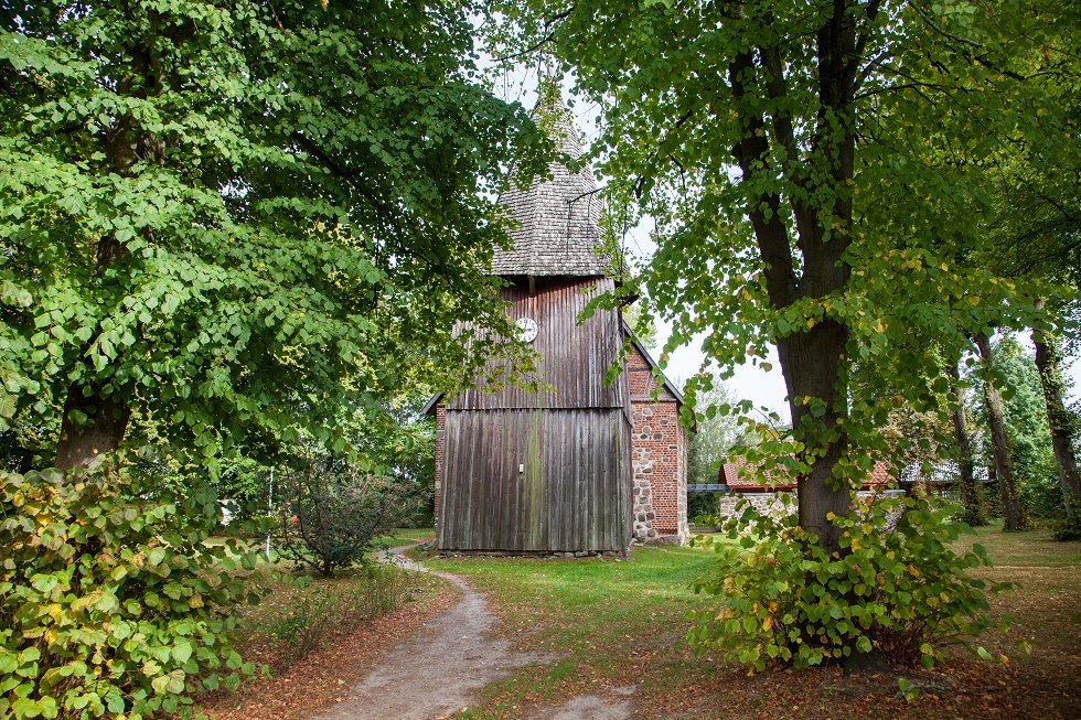 Die Turmseite der Kirche. // © Frank Burger Die Turmseite der Kirche. // © Frank Burger