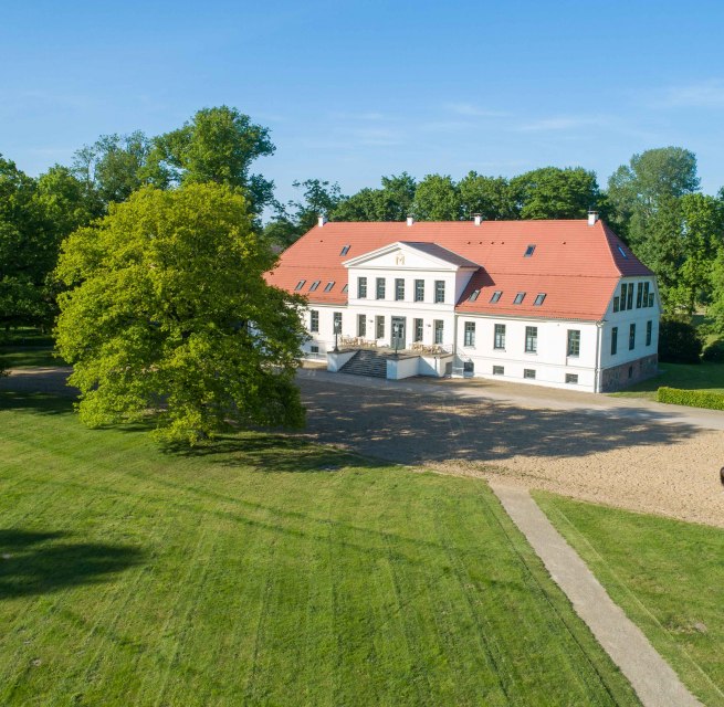 Für Pferdeinteressierte bietet das Landgestüt ein umfangreiches Ausbildungs- und Lehrgangsangebot. // © Diego Ludwig Für Pferdeinteressierte bietet das Landgestüt ein umfangreiches Ausbildungs- und Lehrgangsangebot. // © Diego Ludwig