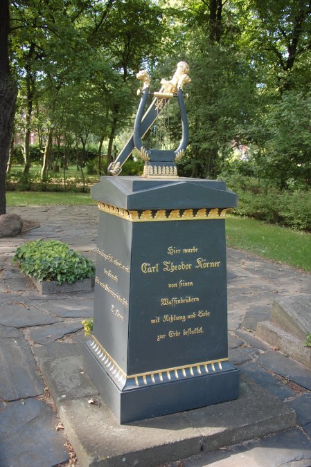 In dem kleinen Park befindet sich auch dieser Gedenkstein., &copy; Gabriele Skorupski