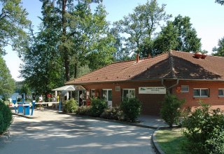 Willkommen am Drewensee! Im Rezeptionsgebäude finden Sie auch einen kleinen Shop sowie die sanitären Anlagen., © Haveltourist Willkommen am Drewensee! Im Rezeptionsgebäude finden Sie auch einen kleinen Shop sowie die sanitären Anlagen., © Haveltourist