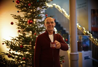 Chrtistoph Prinz mit einer Tasse Punsch vor dem Weihnachtsbaum im Kulturquartier, © Kulturquartier, Erik Swiatloch Chrtistoph Prinz mit einer Tasse Punsch vor dem Weihnachtsbaum im Kulturquartier, © Kulturquartier, Erik Swiatloch