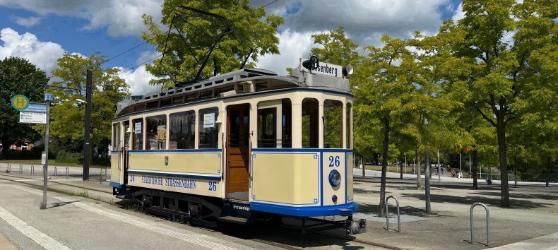 Historischer Triebwagen 26 am Bertha-Klingberg-Platz // © Nahverkehr Schwerin GmbH (NVS) Historischer Triebwagen 26 am Bertha-Klingberg-Platz // © Nahverkehr Schwerin GmbH (NVS)