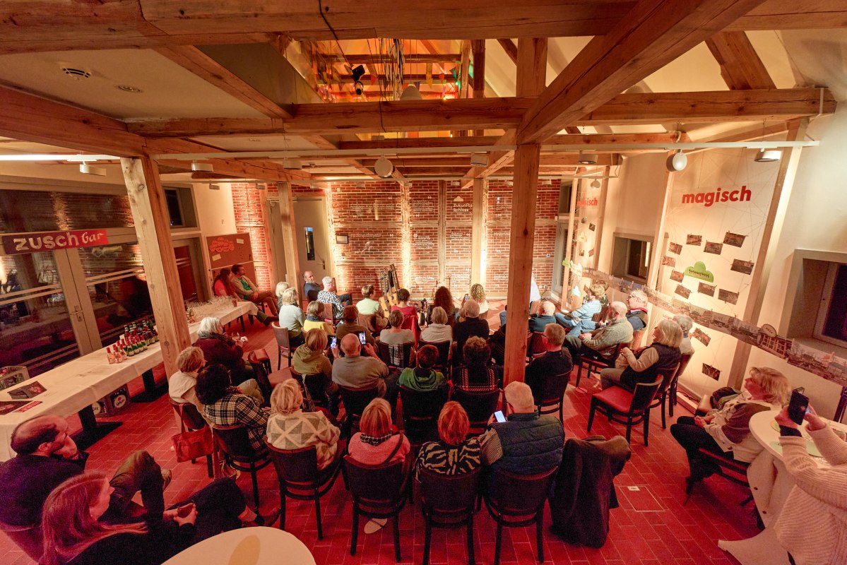 Menschen sitzen in der beleuchteten Remise und schauen zur B&uuml;hne // &copy; Oliver Borchert
