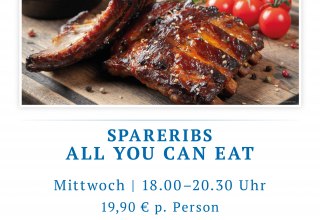 Saftige, glasiert gegrillte Spareribs auf Holzbrett, mit BBQ-Glanz und leichtem Rauch. // © spreepiraten® Saftige, glasiert gegrillte Spareribs auf Holzbrett, mit BBQ-Glanz und leichtem Rauch. // © spreepiraten®