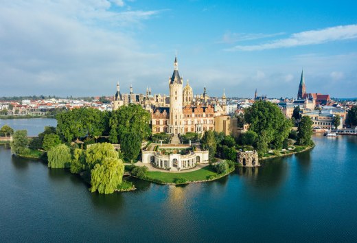 Schloss Schwerin - seine Pracht strahlt noch &uuml;ber die gr&uuml;nen Weiten seiner sehenswerten Parkanlagen hinaus
