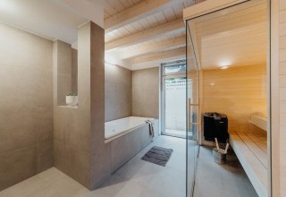 Entspanne im eigenen Wellness-Bad mit Sauna und Whirlpool. // &copy; Ulrike Gerasch/Elena Kr&auml;mer