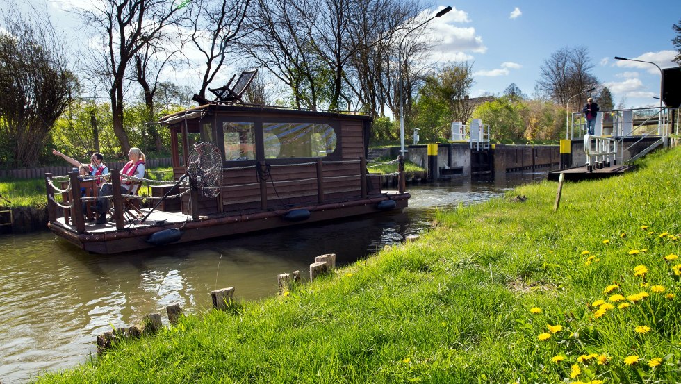Durch die Schleuse geht die Abenteuerfahrt mit dem Floß über die Seen in Mecklenburg-Vorpommern weiter // © MV-T/Läufer Durch die Schleuse geht die Abenteuerfahrt mit dem Floß über die Seen in Mecklenburg-Vorpommern weiter // © MV-T/Läufer