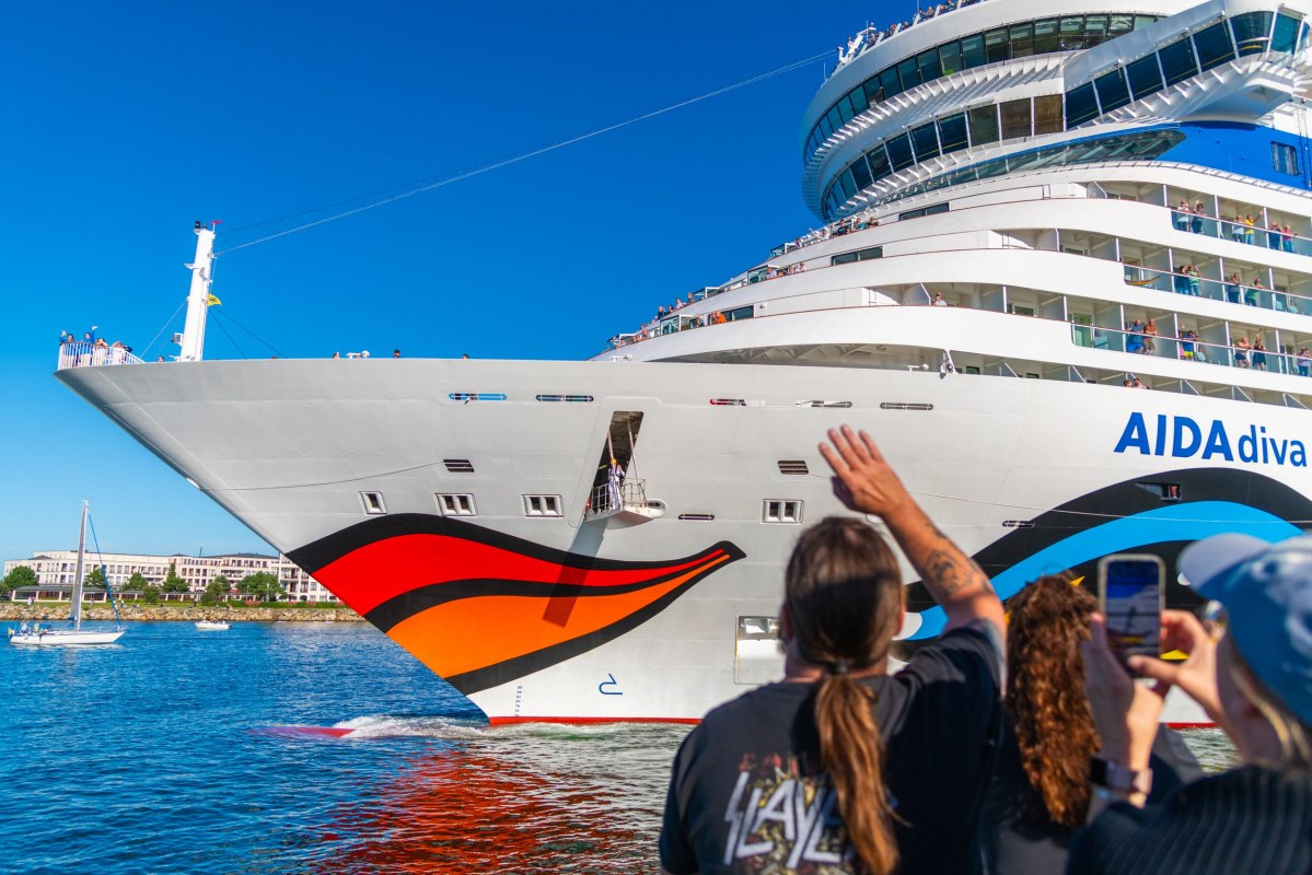 Verabschiedung von AIDA Schiffen im Hafen von Warnem&uuml;nde // &copy; Stefan Mertin