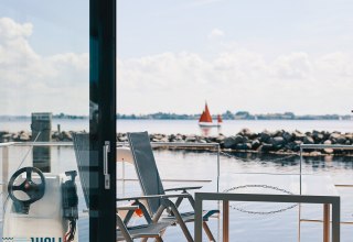Hausboot mit Ausblick auf´s Wasser // © Lars Franzen Hausboot mit Ausblick auf´s Wasser // © Lars Franzen