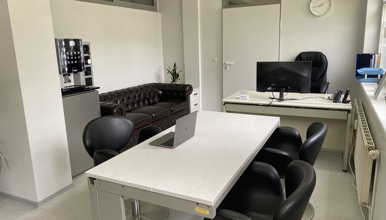 Arbeitsbereich mit flexiblen Arbeitspl&auml;tzen, bequemer Couch, Kaffeemaschine und Whiteboard., &copy; SG GmbH