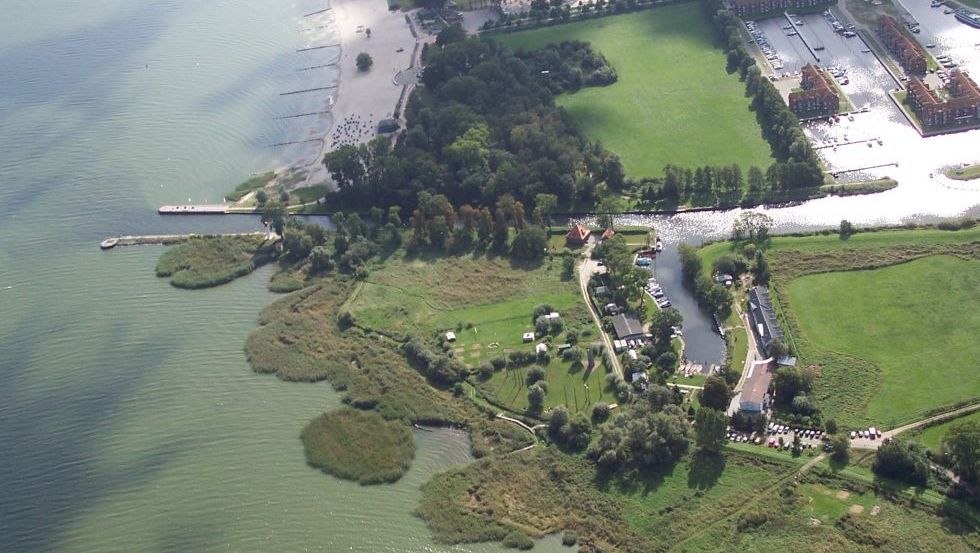 Das ZERUM in Ueckerm&uuml;nde und das gro&szlig;z&uuml;gige Gel&auml;nde von oben. // &copy; Zerum