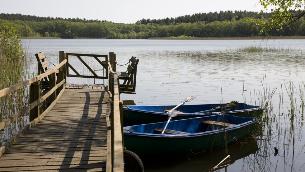 Unser hauseigener Steg direkt hinter dem Gutshaus // &copy; Gut Settin am See