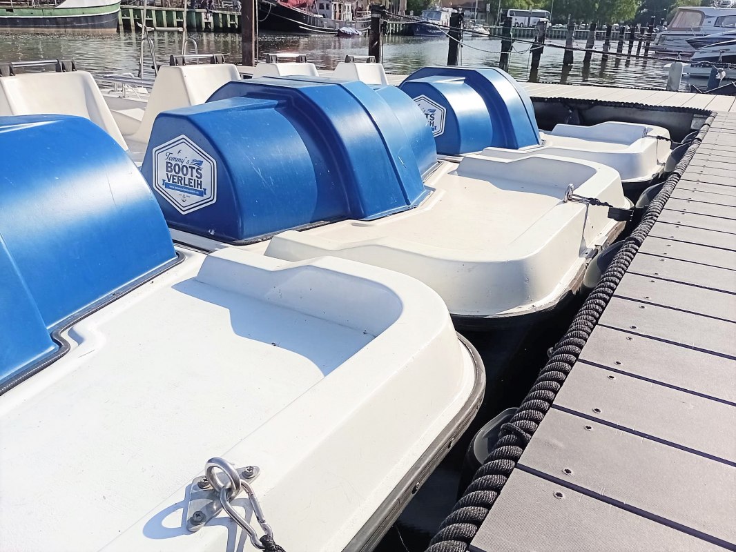 Tretboot I wahlweise mit 4 oder 5 Sitzplätze I mit Badeleiter // © Tommy´s Bootsverleih Tretboot I wahlweise mit 4 oder 5 Sitzplätze I mit Badeleiter // © Tommy´s Bootsverleih