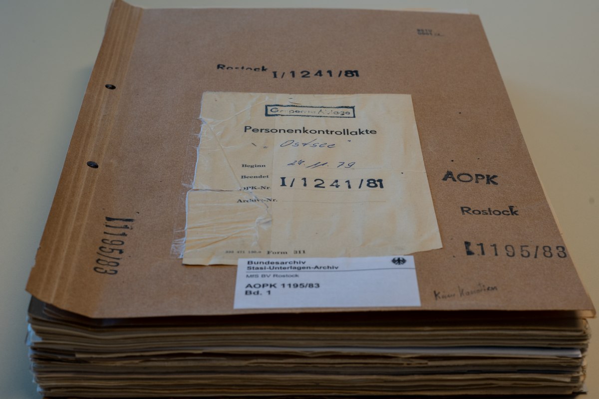 Ein Aktenordner mit der Aufschrift Personenkontrollakte "Ostsee" // © Bundesarchiv - Stasi-Unterlagen-Archiv Rostock Ein Aktenordner mit der Aufschrift Personenkontrollakte "Ostsee" // © Bundesarchiv - Stasi-Unterlagen-Archiv Rostock