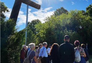 Gruppe bei einer Führung vor dem Eingang zur Mahn- und Gedenkstätte Fünfeichen // © Vier-Tore-Stadt Neubrandenburg Gruppe bei einer Führung vor dem Eingang zur Mahn- und Gedenkstätte Fünfeichen // © Vier-Tore-Stadt Neubrandenburg
