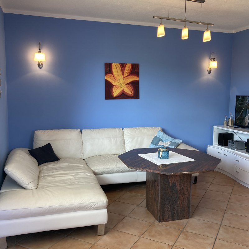 Wohnzimmer im Erdgeschoss // &copy; www.binz-ferienhaus.de