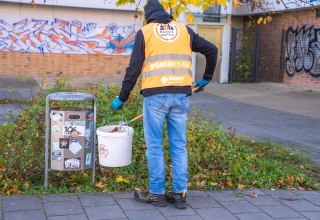 Helfer sammelt M&uuml;ll // &copy; Rostock M&uuml;llfrei e.V.