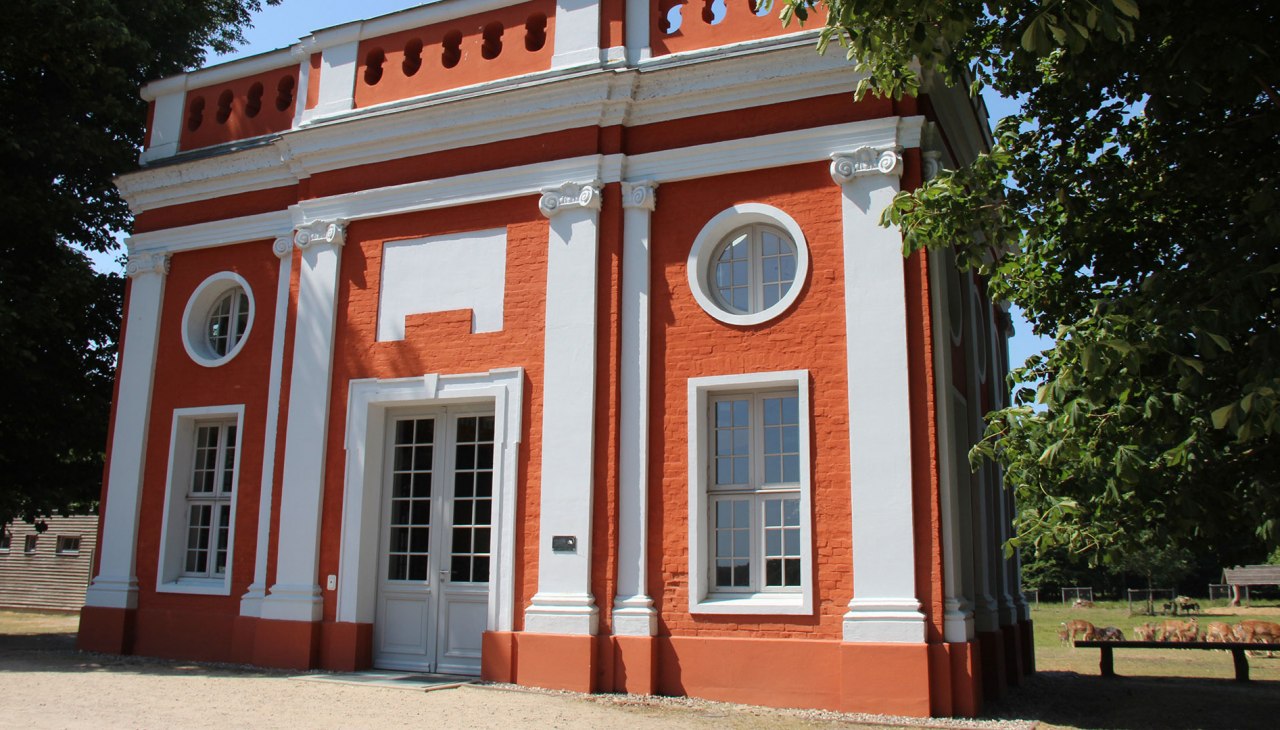 Ivenack - rotwei&szlig;er Pavillon, &copy; Silke Voss