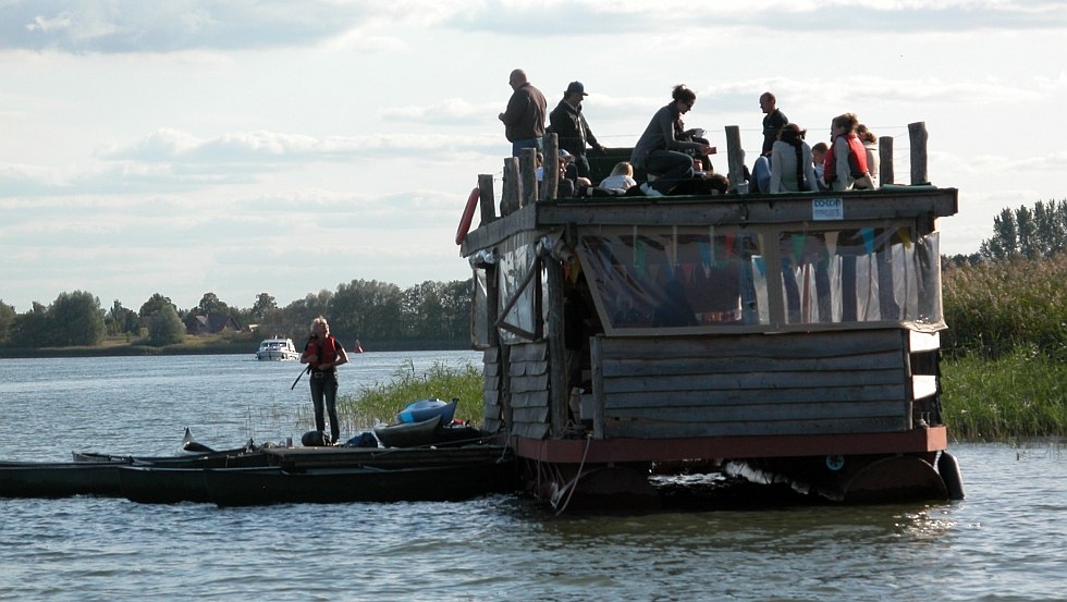 Unterwegs mit dem Floß - konzentriert am Steuer oder entspannt auf dem Oberdeck // © TOKON Unterwegs mit dem Floß - konzentriert am Steuer oder entspannt auf dem Oberdeck // © TOKON
