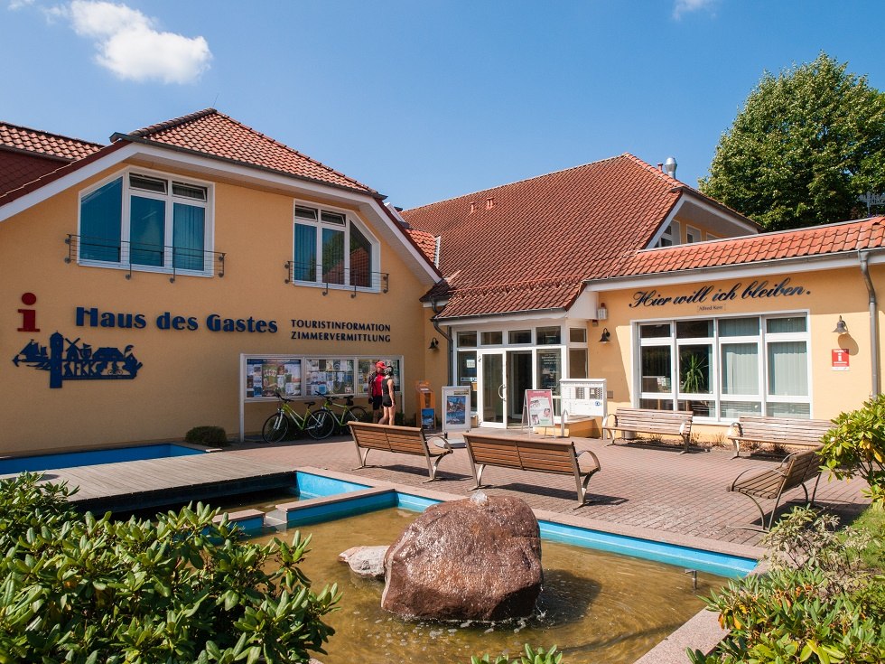 Das Gebäude der Tourismus- und Kur GmbH Graal-Müritz einschließlich Hof davor. // © Frank Burger Das Gebäude der Tourismus- und Kur GmbH Graal-Müritz einschließlich Hof davor. // © Frank Burger
