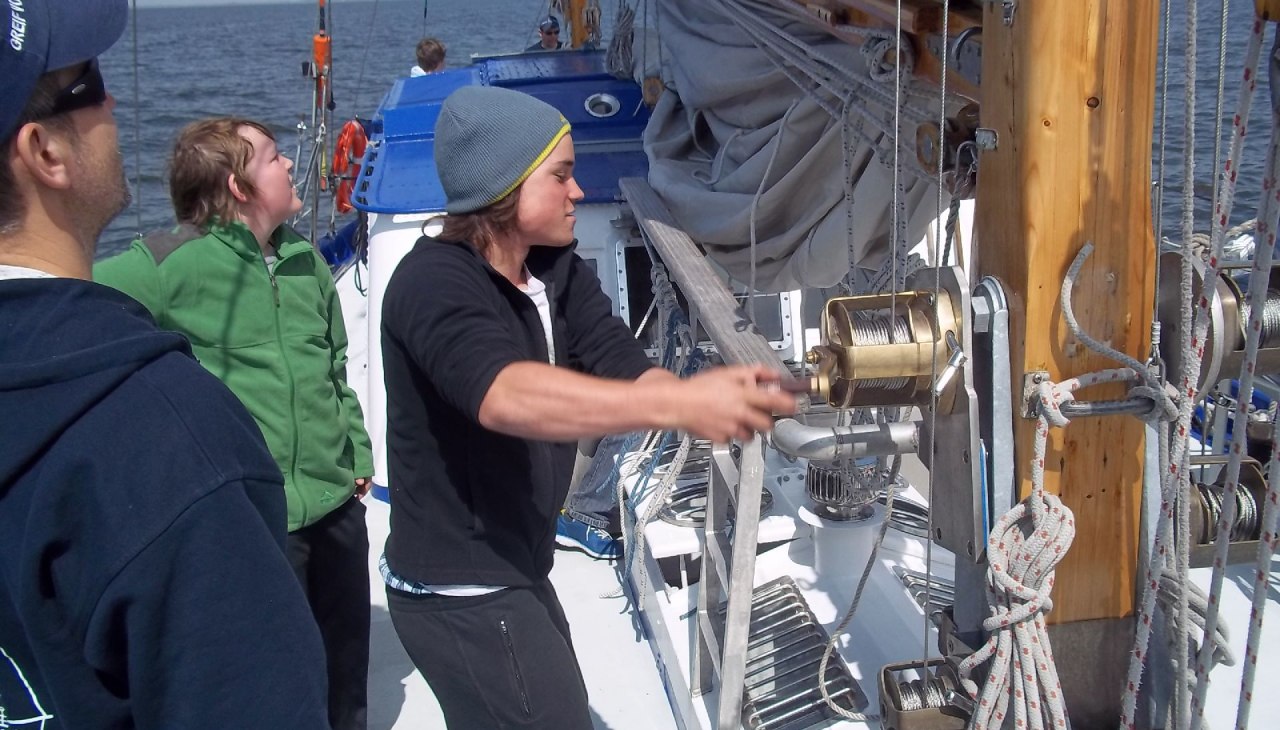 Jugendliche beim durchsetzen des Grossegels, © Mirko Niebuhr 2017 Jugendliche beim durchsetzen des Grossegels, © Mirko Niebuhr 2017