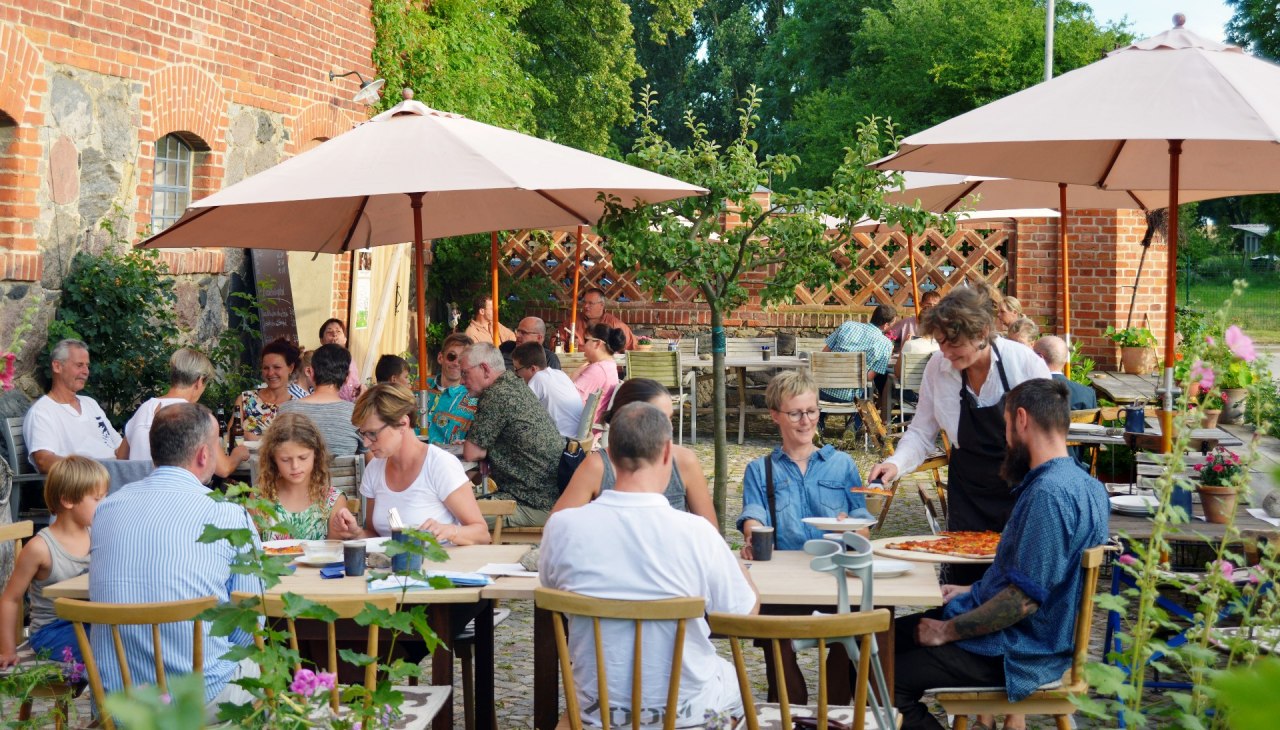 Pizza Landvergnügen op het terras van wijnbar Kraatz, © Florian Profitlich Pizza Landvergnügen op het terras van wijnbar Kraatz, © Florian Profitlich