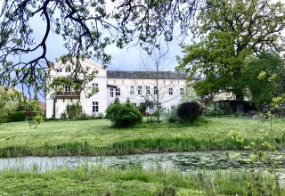 Blick vom Park auf das Herrenhaus // © Herrenhaus Roggow Blick vom Park auf das Herrenhaus // © Herrenhaus Roggow