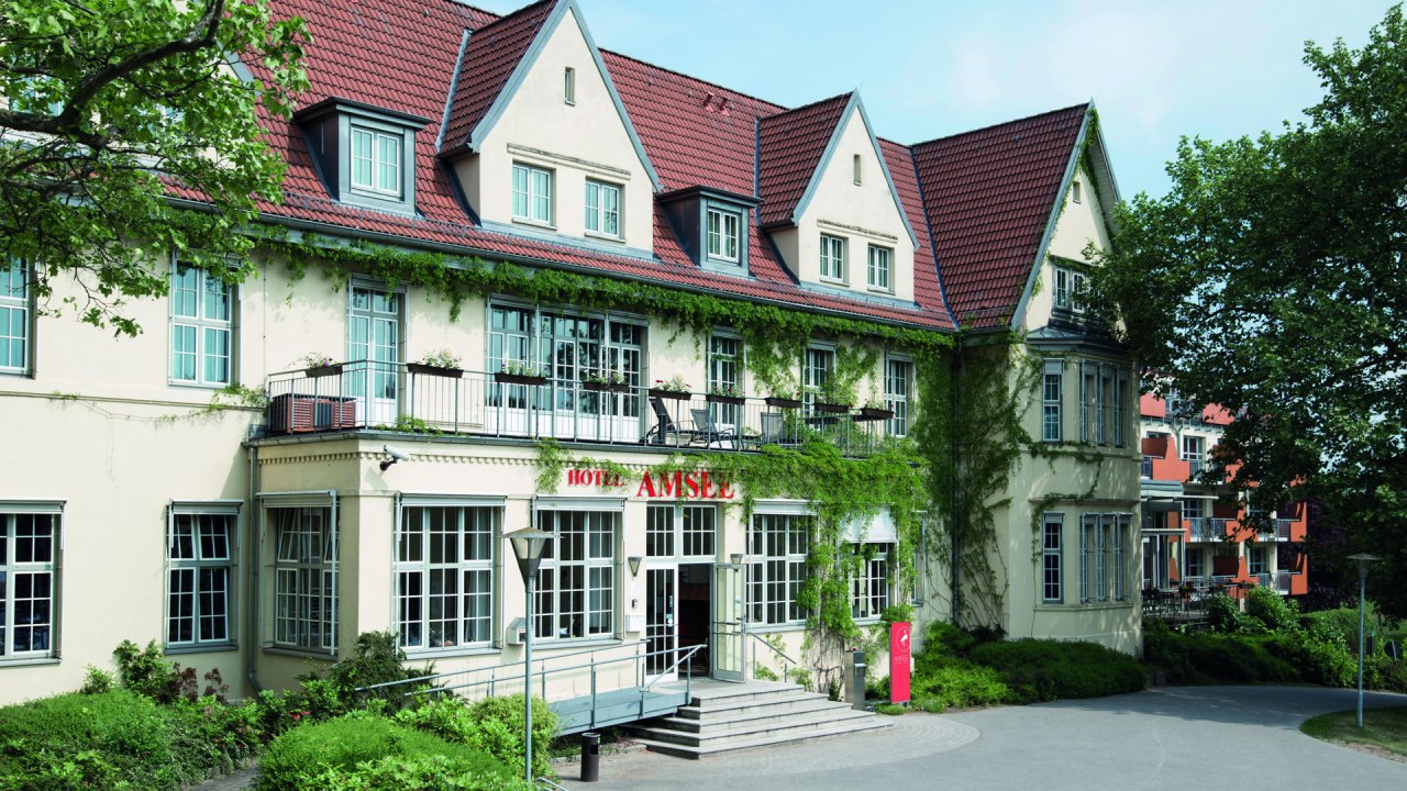 Au&szlig;enansicht des Hauptgeb&auml;udes Amsee // &copy; Hotel Amsee GmbH