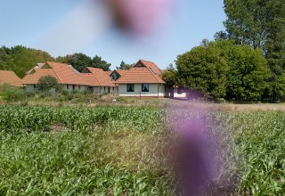 Herzlich Willkommen im Jugendtours Feriendorf Ummanz // © Jugendtours-Feriendorf Ummanz/Meixner Herzlich Willkommen im Jugendtours Feriendorf Ummanz // © Jugendtours-Feriendorf Ummanz/Meixner
