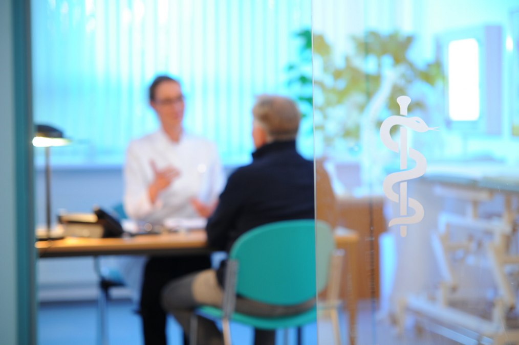 Behandlungsgespr&auml;ch zwischen &Auml;rztin und Patient, &copy; TMV/Duerst