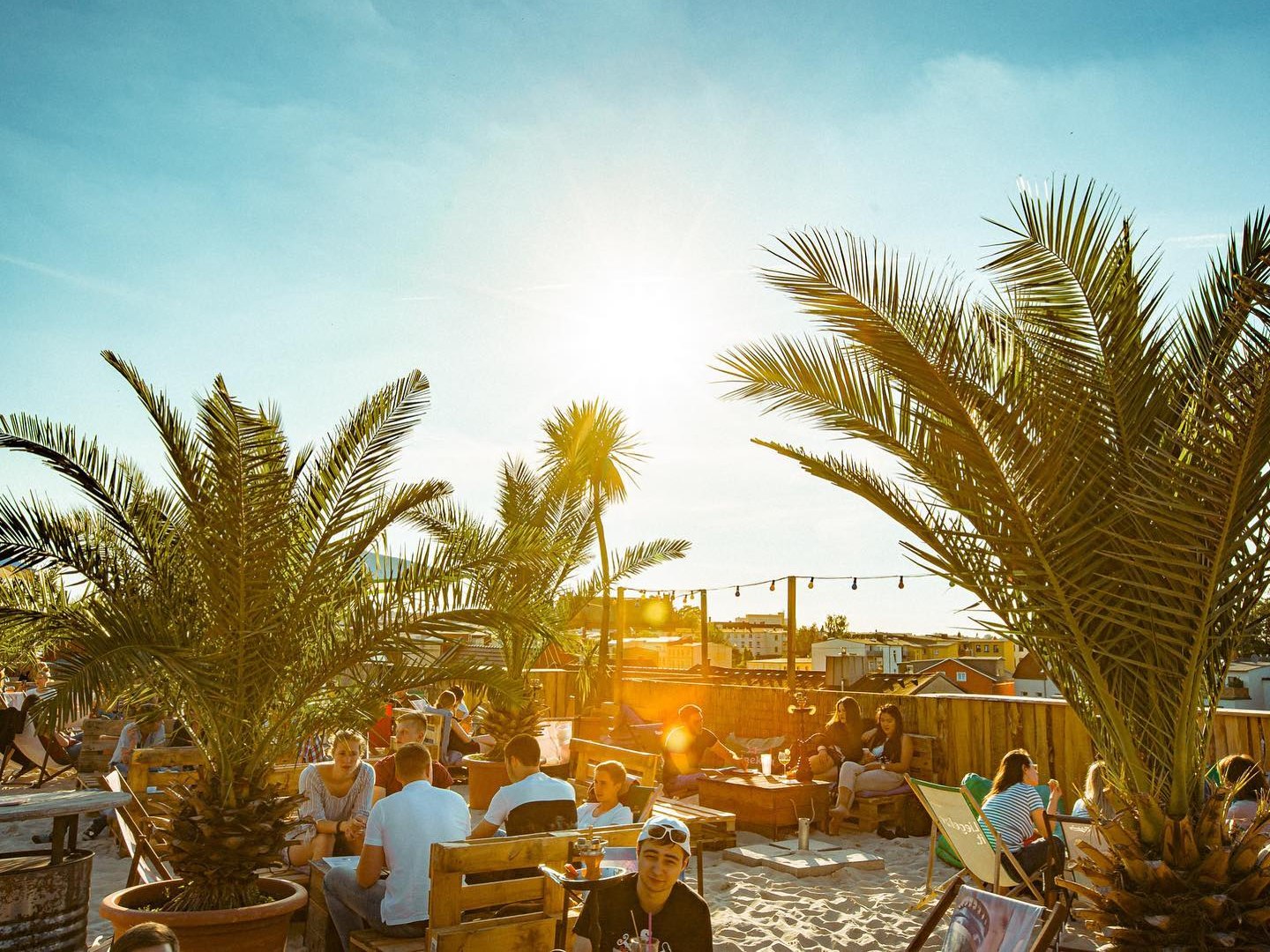 Der Beachclub in Schwerin bietet einen fantastischen Ausblick über die Dächer von Schwerin. // © Beachclub Schwerin Der Beachclub in Schwerin bietet einen fantastischen Ausblick über die Dächer von Schwerin.