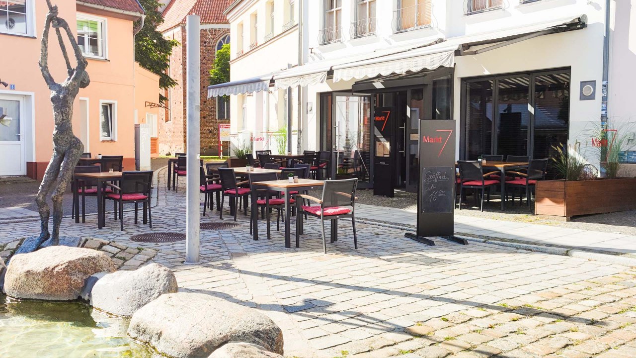 Im Herzen der Altstadt von Grimmen ist der Markt 7 der kulinarische Anlaufpunkt für Einheimische und Urlauber. // © J.Schnepel/Stadtbäckerei Kühl Im Herzen der Altstadt von Grimmen ist der Markt 7 der kulinarische Anlaufpunkt für Einheimische und Urlauber. // © J.Schnepel/Stadtbäckerei Kühl