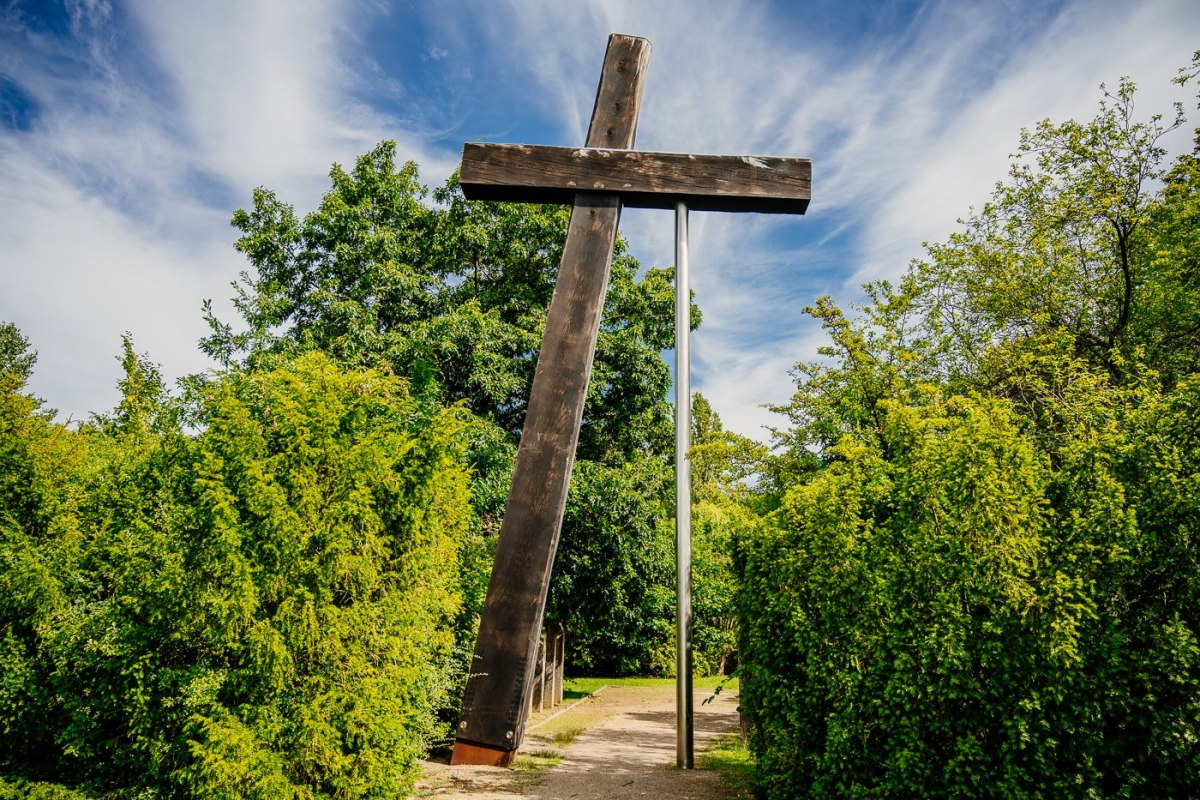 Gestütztes Kreuz am Eingang zur Mahn- und Gedenkstätte Fünfeichen // © Christian Thiele Gestütztes Kreuz am Eingang zur Mahn- und Gedenkstätte Fünfeichen // © Christian Thiele