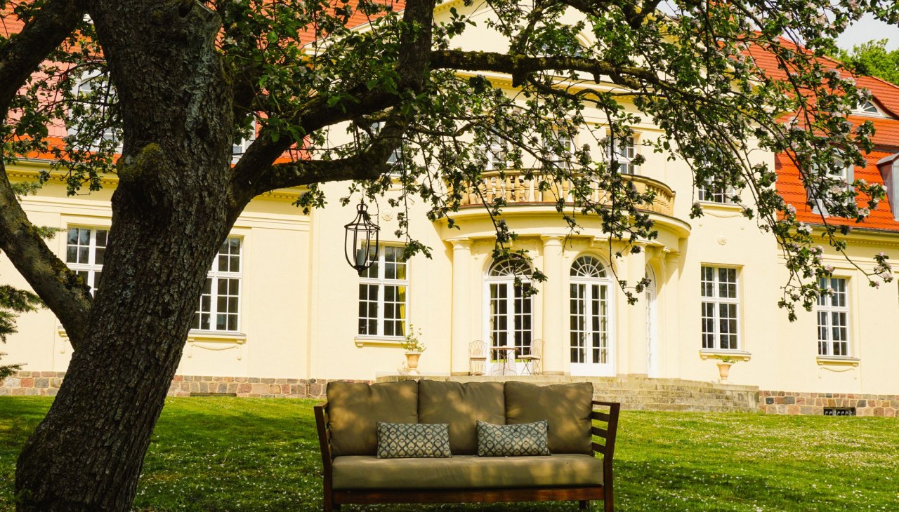 Gem&uuml;tlicher Wohlf&uuml;hlort mit Blick in den Gutspark Gevezin, &copy; Gutshaus Gevezin