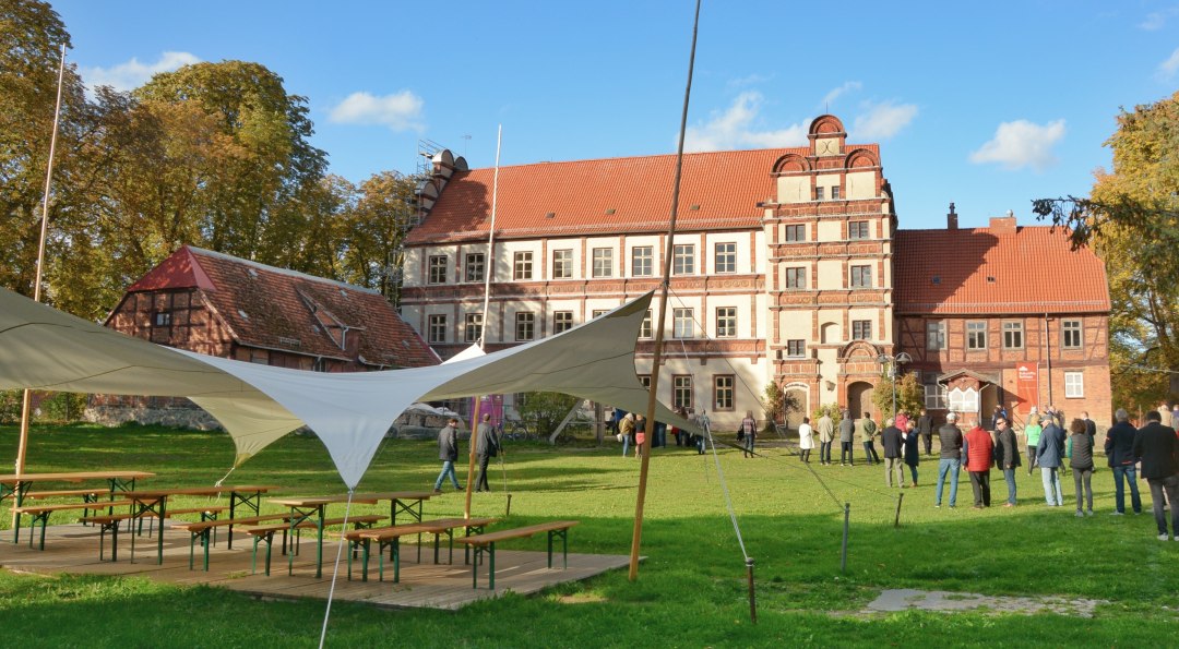 Der Innenhof des Schlosses Gadebusch bei einer Veranstaltung., &copy; Tourismusverband Mecklenburg-Schwerin e.V.