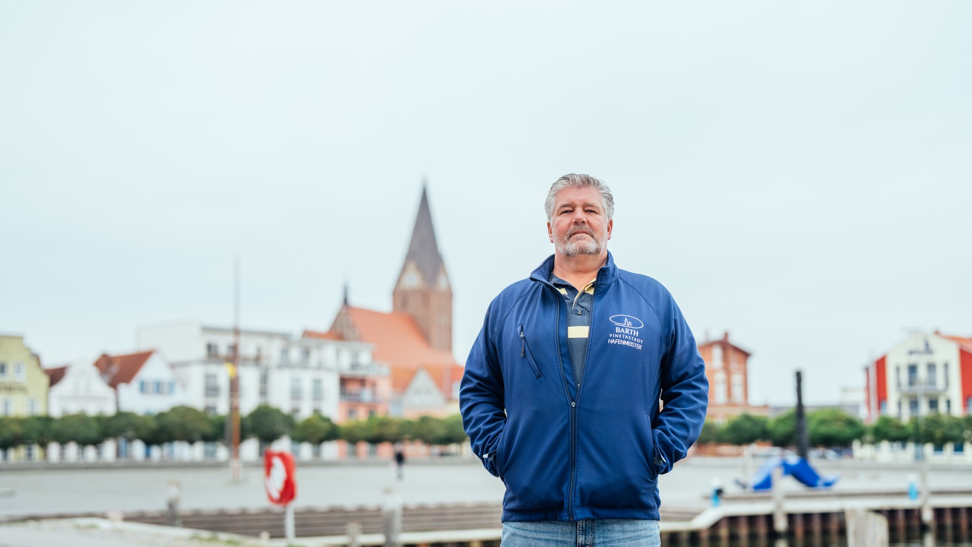 Portrait Stephan Wenke - Hafenmeister in Barth steht am Hafenbecken // Portrait Stephan Wenke - der Hafenmeister aus Barth // © MV-T/Tiemann Portrait Stephan Wenke - Hafenmeister in Barth steht am Hafenbecken