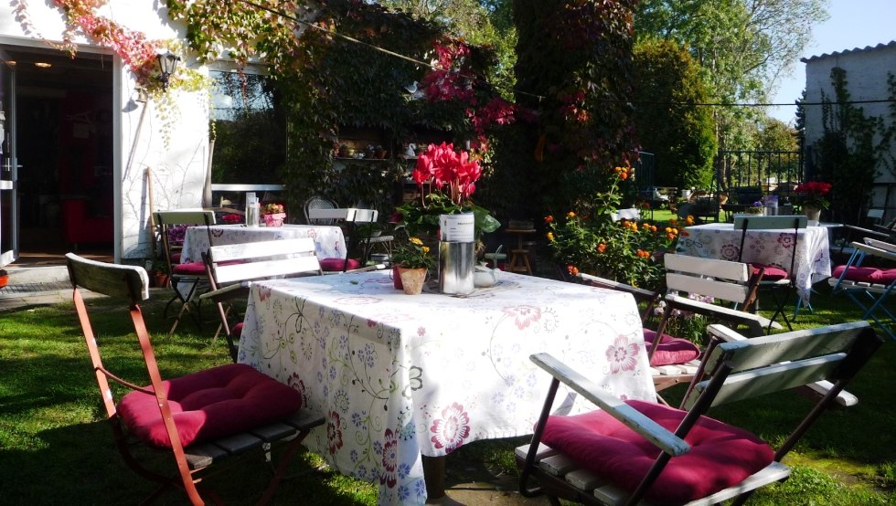 Stra&szlig;enansicht zum Blumencaf&eacute; R&uuml;gen, Blick Richtung idylischen Garten // &copy; Blumencaf&eacute; R&uuml;gen