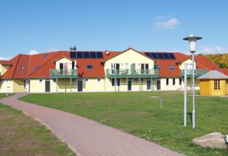 Mehrzweckgeb&auml;ude mit Rezeption, Restaurant, Sanit&auml;r und FeWo&acute;s im OG // &copy; Campingpark Kamerun