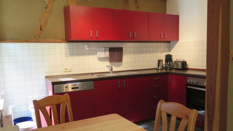 De eetkeuken in rustieke stijl van de Dorothea vakantiewoning. // &copy; FeWo Dorothea / Gudrun Finger