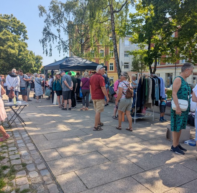 Flohmarktst&auml;nde auf dem Karl-Liebknecht-Platz // &copy; Mariana Born