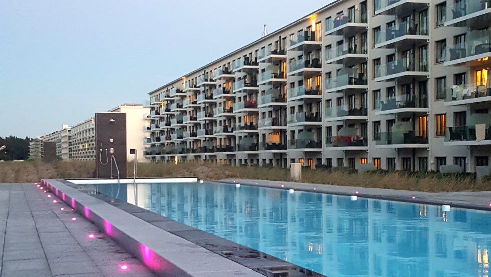 Ein Pool mitten in den Dünen bei Prora Solitaire // © NOVASOL Ein Pool mitten in den Dünen bei Prora Solitaire // © NOVASOL