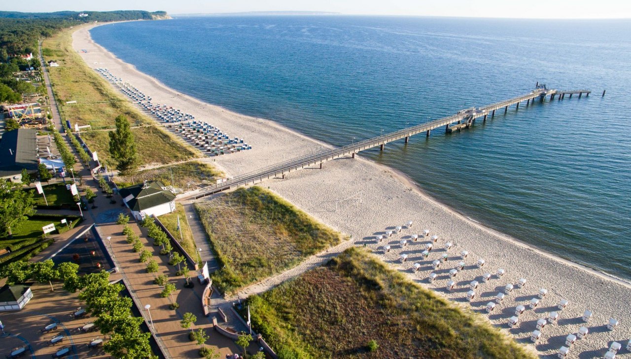 Een luchtfoto van de Nordstrand kustplaats aan de Oostzee Göhren met de pier. Er wacht een nieuwe dag met geweldige ervaringen., © KV Göhren / Ferdinand Kokenge Een luchtfoto van de Nordstrand kustplaats aan de Oostzee Göhren met de pier. Er wacht een nieuwe dag met geweldige ervaringen., © KV Göhren / Ferdinand Kokenge