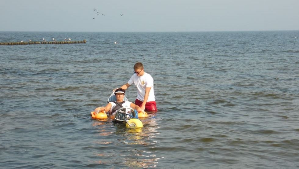 Beleef de Oostzee bij Koserow in een strandrolstoel // © Kurverwaltung Koserow Beleef de Oostzee bij Koserow in een strandrolstoel // © Kurverwaltung Koserow