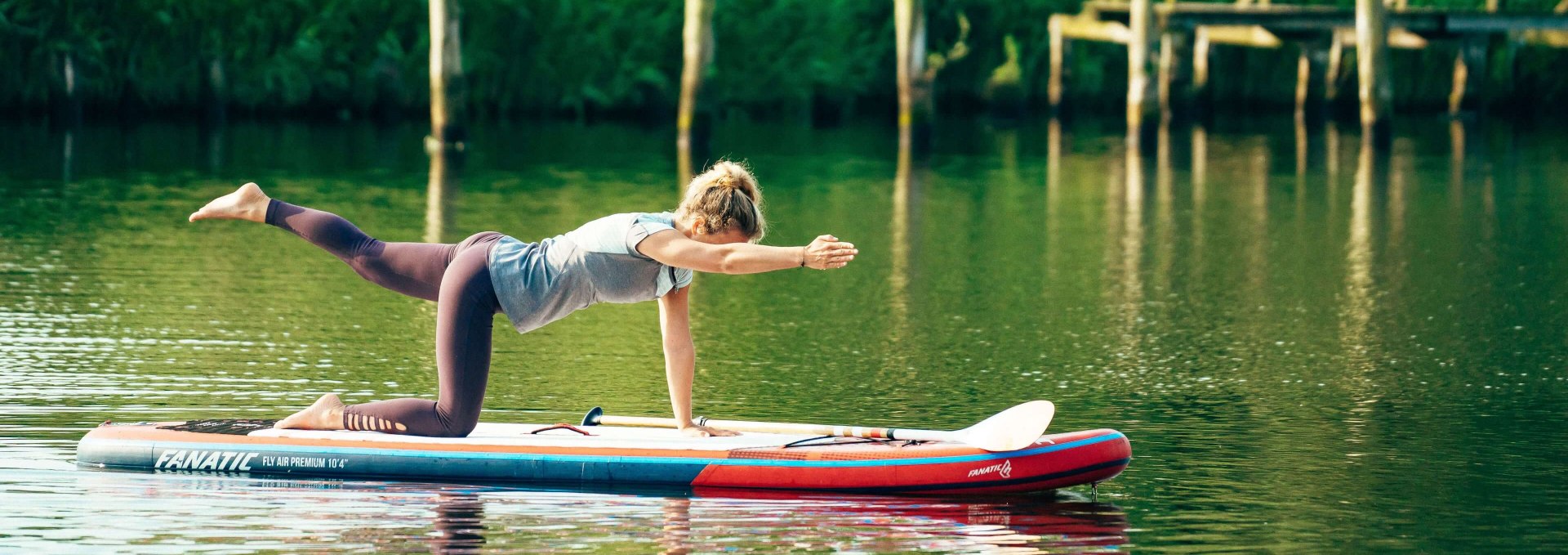 Chakravakasana op het stand-up paddleboard. // &copy; MV-T/H2F