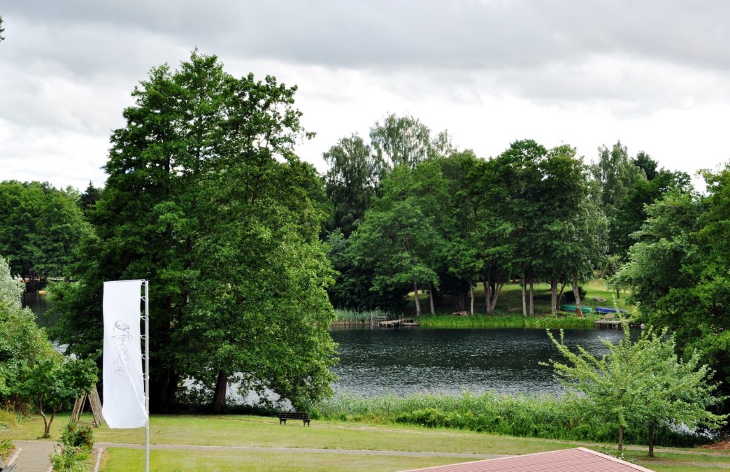 Blick von der Terrasse über den Hans-Fallada-Museumsgarten auf den Carwitzer See, © zoneEINZ GmbH Blick von der Terrasse über den Hans-Fallada-Museumsgarten auf den Carwitzer See, © zoneEINZ GmbH