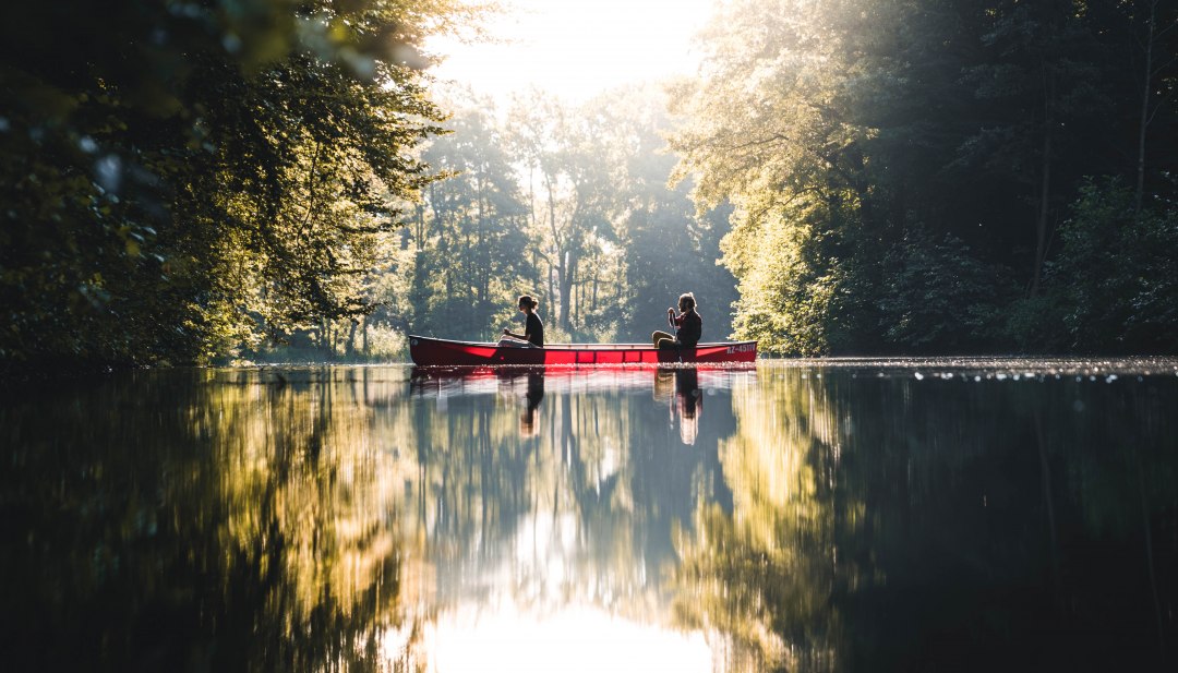 Bucht aufregende Erlebnisse in Mecklenburg-Vorpommern und entdeckt die Vielfalt der Region. Ob Wassersport, Naturerkundungen oder kulturelle Highlights &ndash; hier findet ihr Aktivit&auml;ten f&uuml;r jeden Geschmack. Zum Beispiel eine Kanutour mit Freunden oder Familie auf dem See.